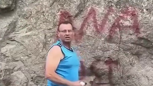 "Tengo una conducta intachable": las disculpas del camionero que grafitteó rocas en Bariloche