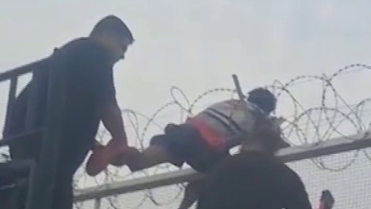 Un ladrón quedó atrapado en un alambrado de púa tras escapar de un robo en un mercado