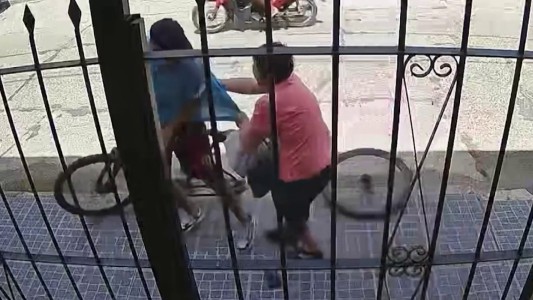Robó e intentó escapar en bicicleta, pero se quedó a mitad de camino: "Se te rompió por hijo de mil p..."