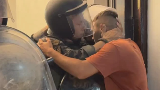 Se volvió viral por el abrazo con un policía al reclamar por el abuso a su hija de 3 años