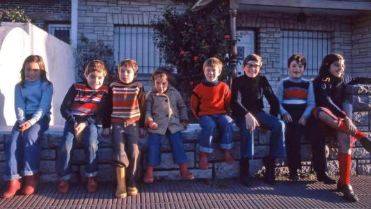 Amigos del barrio, casi 50 años después: la emocionante historia detrás de una foto retro en Mar del Plata