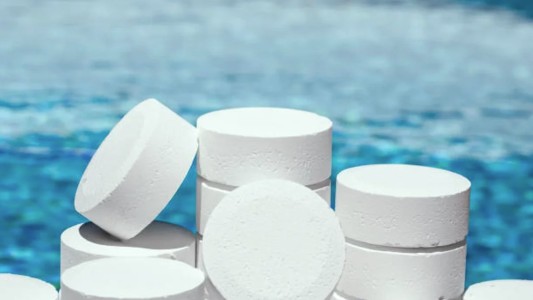 En medio de la ola de calor, la ANMAT prohibió un desinfectante para piletas