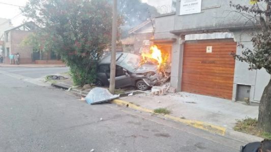 Escapaba, atropelló una ciclista, chocó y se incendió el auto