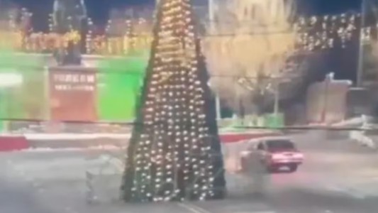 Un conductor perdió el control de su auto y derribó un árbol de Navidad gigante en Kazajistán