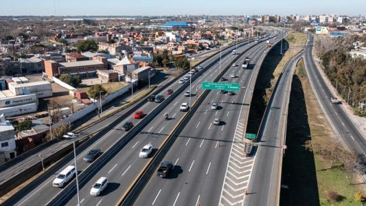Hallaron un cadáver al costado de la autopista Buenos Aires-La Plata