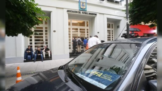 Allanamiento en la finca vinculada a dirigentes de la AFA: encontraron 45 autos de lujo y 7 motos