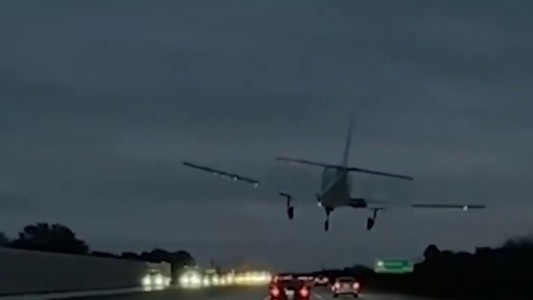 Una avioneta aterrizó de emergencia en una autopista e impactó contra un auto en Florida