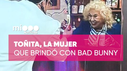 La historia de Toñita, la mujer que brindó con Bad Bunny en el Super Bowl