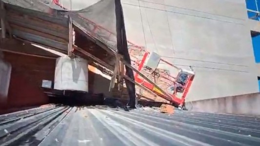 Derrumbe en Villa Crespo: se desprendió un balancín y cayó sobre el techo de una casa vecina