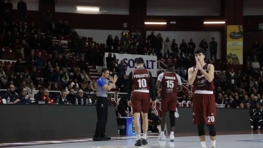 Un club de básquet italiano en crisis se quedó con un solo jugador en cancha