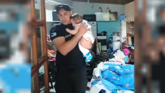 Misiones: la Policía rescató a una beba que quedó sola en una vivienda