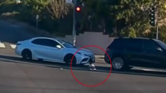 Estados Unidos: un bebé se cayó de una camioneta en movimiento y detuvieron a su madre