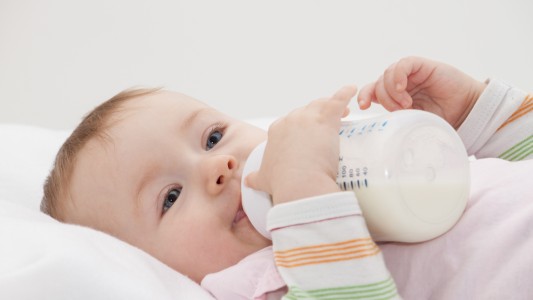 Retiran del mercado una leche de fórmula para bebés