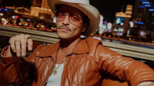 Bruno Mars elige el Puente de la Mujer para lanzar "The Romantic"