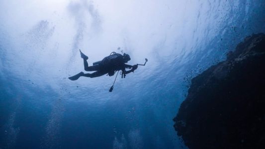 "No era un bautismo", dijo el instructor de buceo de la joven desaparecida en el mar