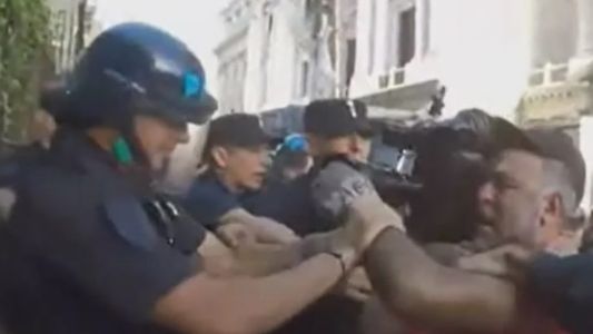 Agresión al camarógrafo en el Congreso: analizan sancionar a varios jefes de la PFA