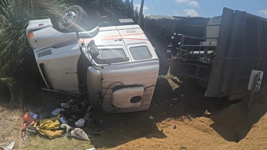 Despiste y vuelco de un camión en la Ruta 2
