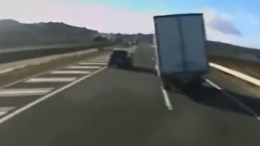 Un camión volcó por efecto del viento en España