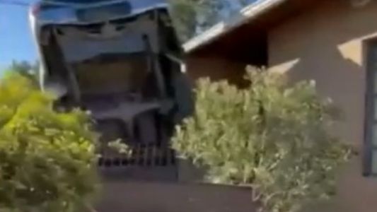 Comodoro Rivadavia: Una camioneta se despistó y quedó colgada de la reja de una casa