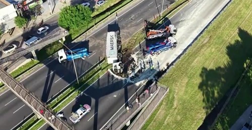 Corte total en Panamericana: volcó un camión que transportaba aceite