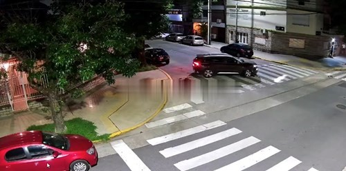 Manejaba alcoholizado, chocó a cuatro autos y el frente de una casa