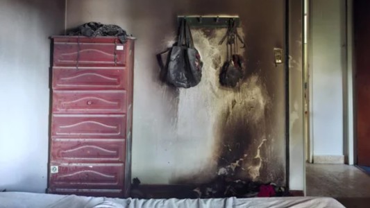La Plata: le entró una cañita voladora a la casa y le prendió fuego la vivienda