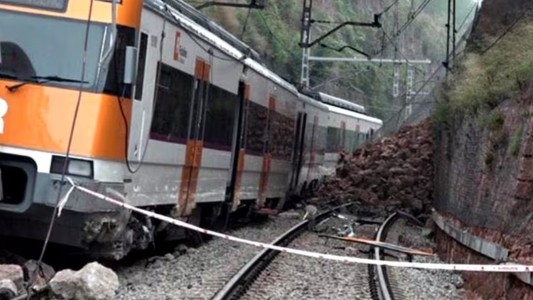 Descarriló otro tren en España: chocó contra un muro de contención y hay un muerto y al menos 30 heridos