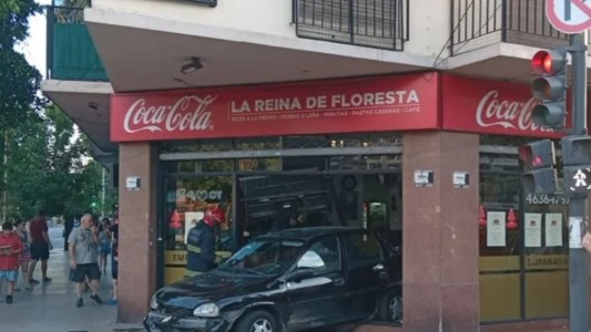 Choque entre un micro escolar y un auto: terminó incrustado en una pizzería