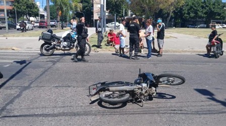 Dos motochorros resultaron heridos tras una persecución que terminó con un choque en La Plata