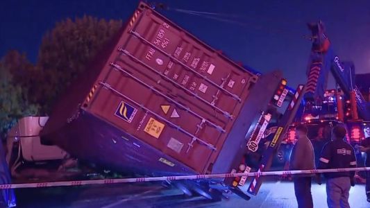 Volcó un camión tras chocar con dos autos en la Panamericana: hay un herido