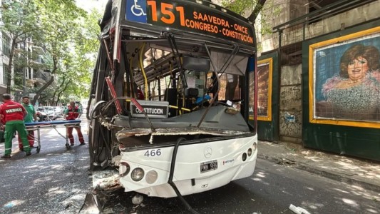 Balvanera: un choque de dos colectivos dejó al menos 18 heridos