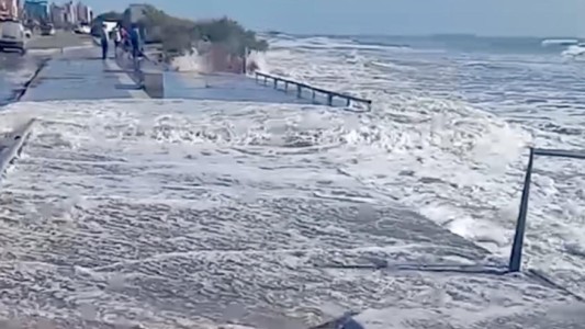 Costa sin playa: la crecida del mar cubrió la arena y llegó hasta las carpas