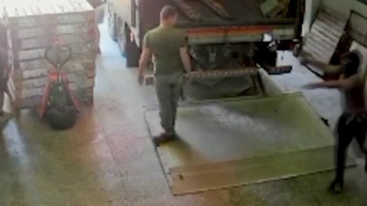 Un policía retirado mató a un delincuente durante un intento de robo en un depósito en Villa Soldati