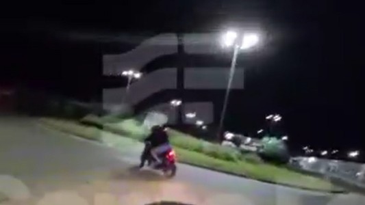 Persecución de película en Rosario: escapaban en una moto robada, derraparon y fueron detenidos