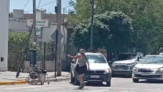 Fraude en la vía pública: pedía limosna en una silla de ruedas pero podía caminar