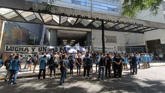 En protesta por los despidos, trabajadores de Fate cortaron el Metrobus y fueron desalojados