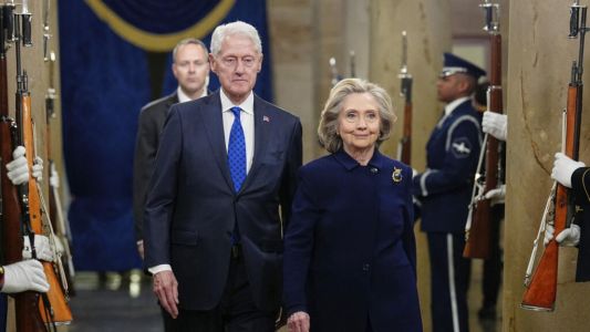 Hillary Clinton acusó a Donald Trump de orquestar un "encubrimiento" en relación con el caso Epstein