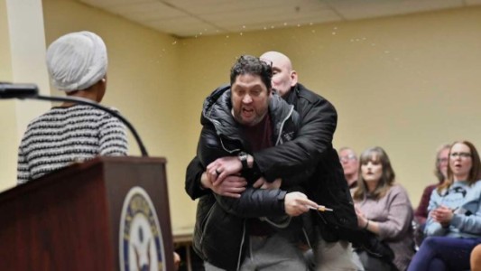 Legisladora demócrata es rociada con un líquido desconocido durante discurso en EE.UU.