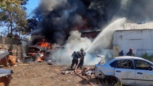 Caos en Nueva Pompeya: un incendio destruyó un depósito de autos de la Policía Federal