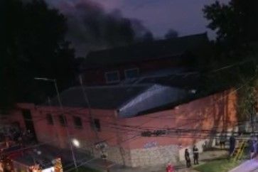 Incendio en una fábrica textil de Valentín Alsina: extinguen el fuego y sigue el corte