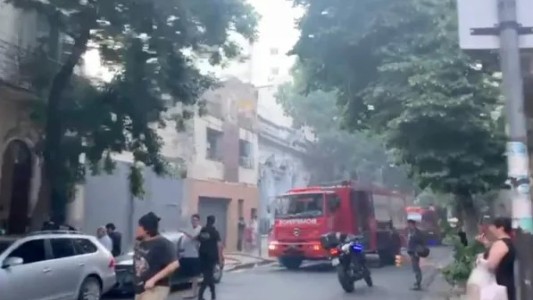 Incendio en un edificio de dos pisos: 70 evacuados y tres asistidos por el SAME