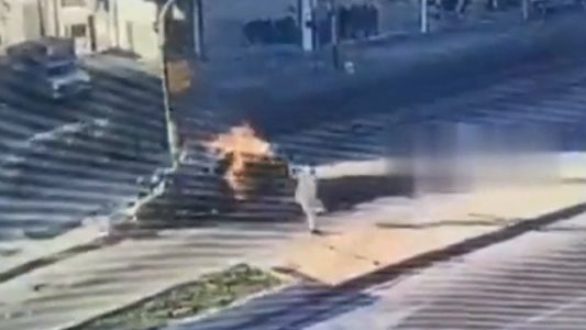 Un auto fue embestido por un colectivo, se prendió fuego y sus ocupantes escaparon de las llamas