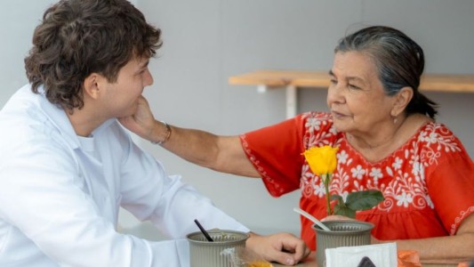 Ecuador: el artista Jandino impulsa un movimiento de solidaridad para donar prótesis