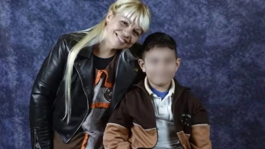 La mujer que encontraron muerta junto a su hijo tenía once cortes en el brazo