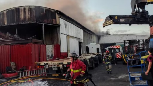 La Boca: Voraz incendio en depósito movilizó a cuatro dotaciones de bomberos