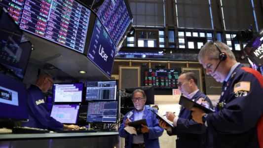 Las bolsas globales operan en rojo tras la disparada del petróleo por encima de los US$100