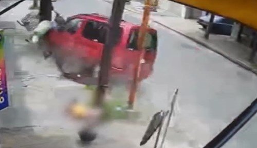 Impactante: un papá y sus dos hijas fueron atropellados y se salvaron de milagro