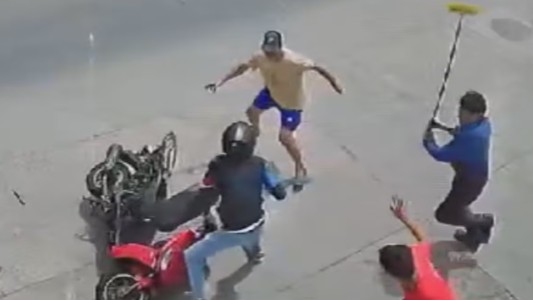Video: intentaron robarle la cartera a una mujer, se cayeron de la moto y los vecinos los atacaron a palazos