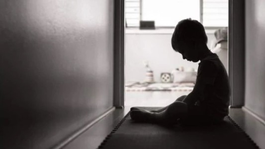 Aumento de la depresión en chicos: pediatras insisten por más presencia adulta y menos pantallas