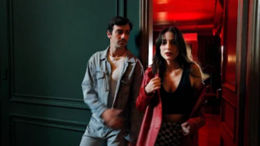 "La noche dos veces" explora el espacio laberíntico entre el hogar y el exterior en la Guerra de Malvinas